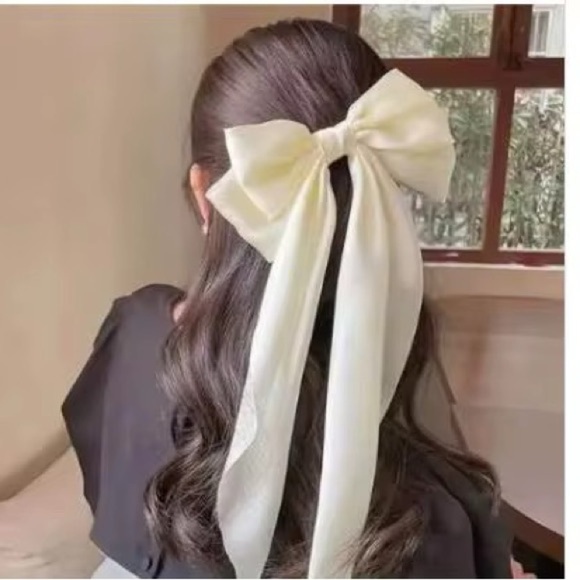 Oversized white bow - Picture 1 of 1